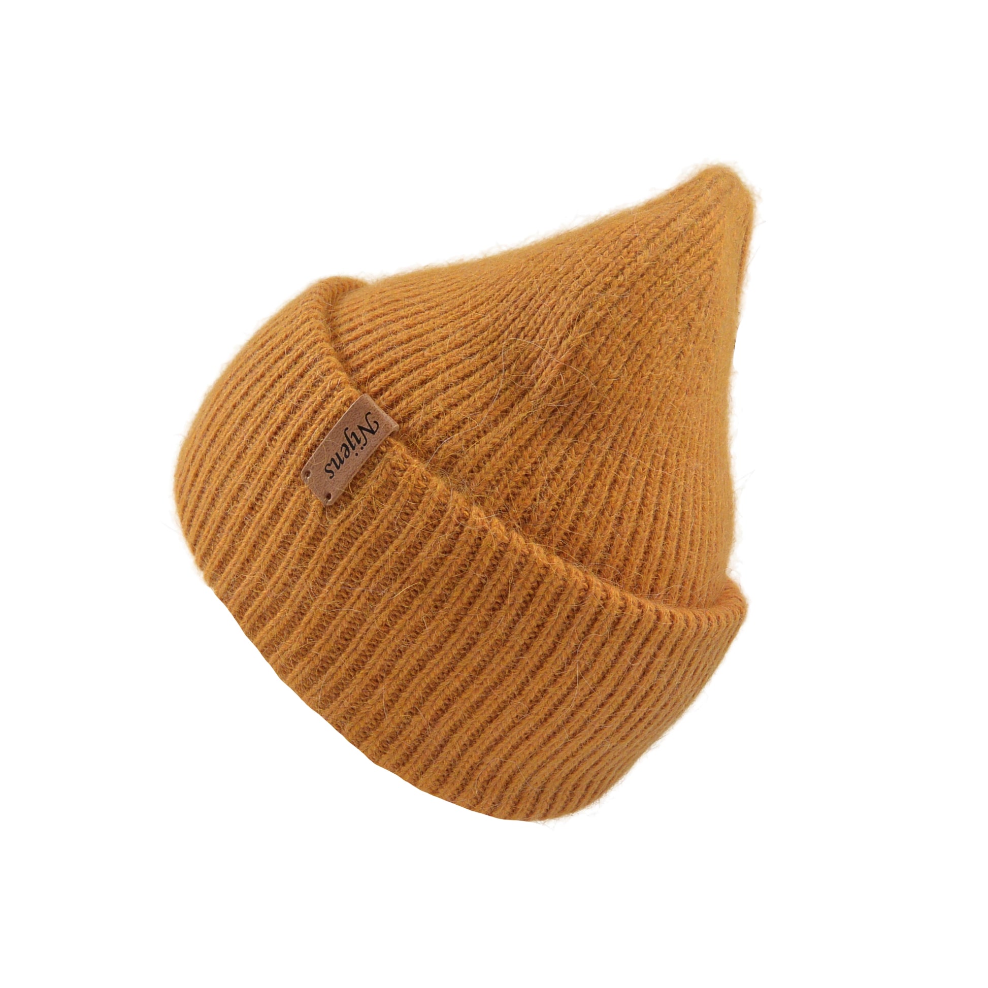 Seitliche Ansicht der orangen Angora Beanie mit braunem Label am Umschlag