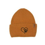 Vorderansicht der orangen Angora Beanie von Nijens mit Pfote-&-Herz-Stickerei