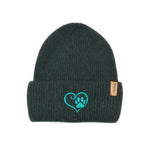 Vorderansicht der dunkelgrünen Angora Beanie Marseille von Nijens mit Pfote-&-Herz-Stickerei