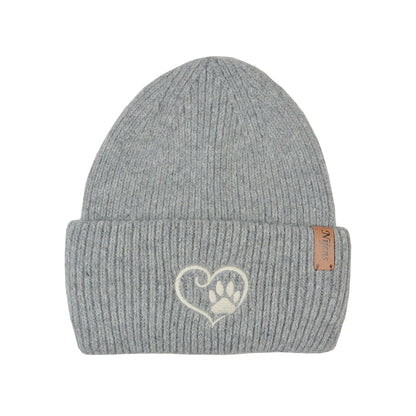 Vorderansicht der hellgrauen Angora Beanie Marseille von Nijens mit Pfote-&-Herz-Stickerei