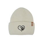 Vorderansicht der weißen Angora Beanie Marseille von Nijens mit Pfote-&-Herz-Stickerei