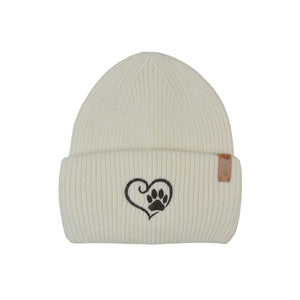 Vorderansicht der weißen Angora Beanie Marseille von Nijens mit Pfote-&-Herz-Stickerei