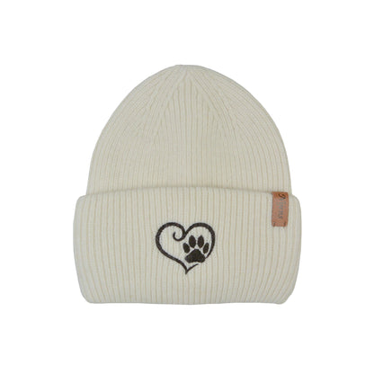 Vorderansicht der weißen Angora Beanie Marseille von Nijens mit Pfote-&-Herz-Stickerei