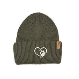 Vorderansicht der olivgrünen Angora Beanie Marseille von Nijens mit Pfote-&-Herz-Stickerei