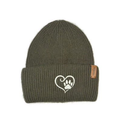 Vorderansicht der olivgrünen Angora Beanie Marseille von Nijens mit Pfote-&-Herz-Stickerei