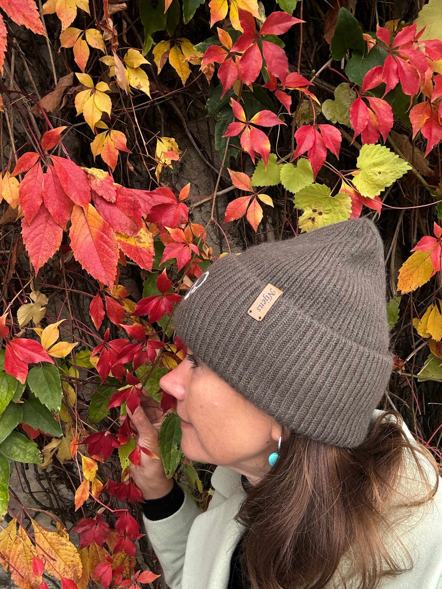 Frau trägt olivgrüne Nijens Angora Beanie beim herbstlichen Spaziergang