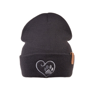 Beanie Leonberg von Nijens mit Herz-Pfoten-Stickerei auf der Vorderseite. Beanie aus Acryl Graphit mit umgeschlagenem Rand.