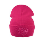 Frontansicht der Nijens Beanie Leonberg aus Acryl Fuchsia mit umgeschlagenem Rand mit Pfote und Herz Stickerei