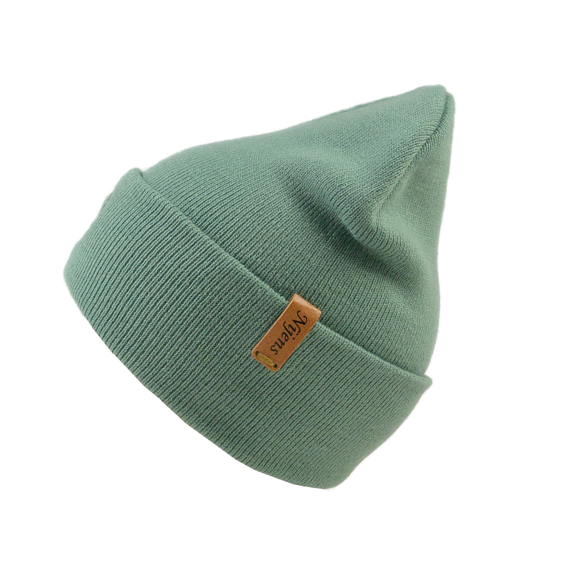 Seitliche Ansicht der Nijens Beanie Leonberg mit Logoetikett am Umschlag