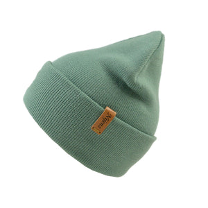 Seitliche Ansicht der Nijens Beanie Leonberg mit Logoetikett am Umschlag