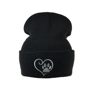 Beanie Leonberg in Schwarz von Nijens mit Herz-Pfoten-Stickerei auf der Vorderseite