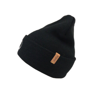 Seitliche Ansicht der Nijens Beanie Leonberg in Schwarz mit Logoetikett am Umschlag