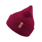 Seitliche Ansicht der Nijens Beanie Leonberg in Weinrot mit Logoetikett am Umschlag