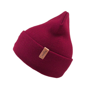 Seitliche Ansicht der Nijens Beanie Leonberg in Weinrot mit Logoetikett am Umschlag
