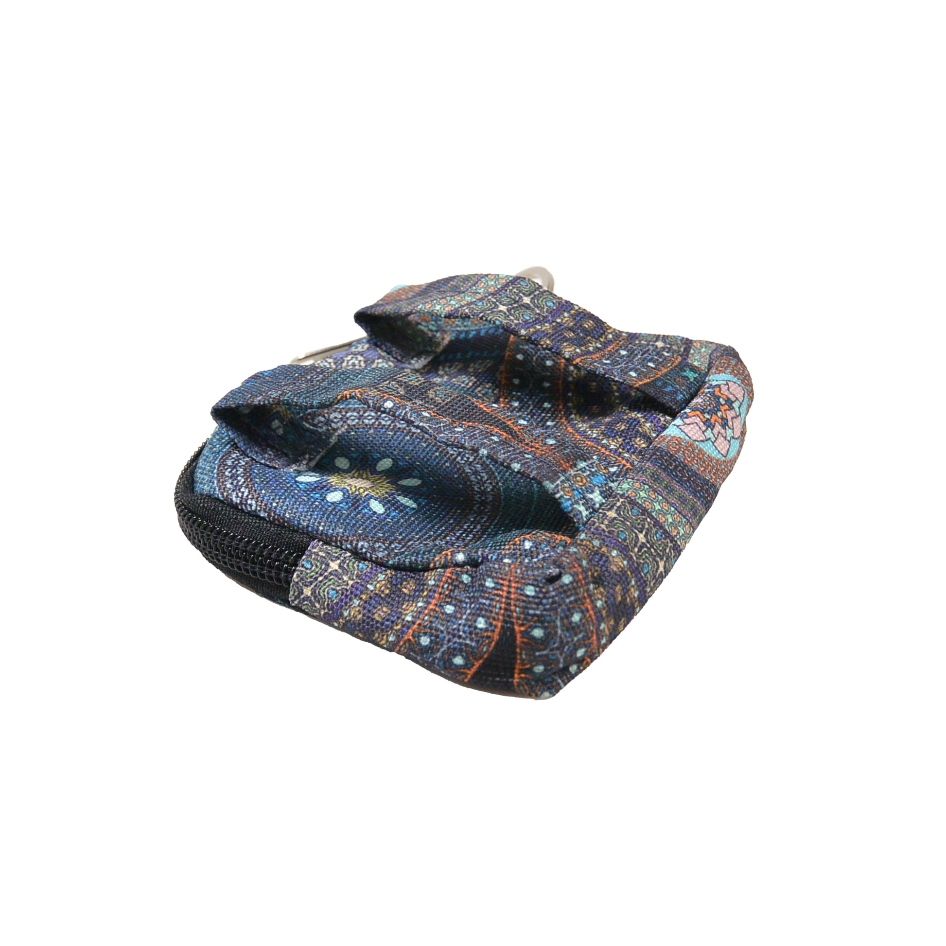 Rückansicht der flach liegenden Nijens Beuteltasche mit Mandala-Muster in Blau und zwei elastischen Gürtelschlaufen zur Befestigung an Gassi-Taschen oder Gürtel.