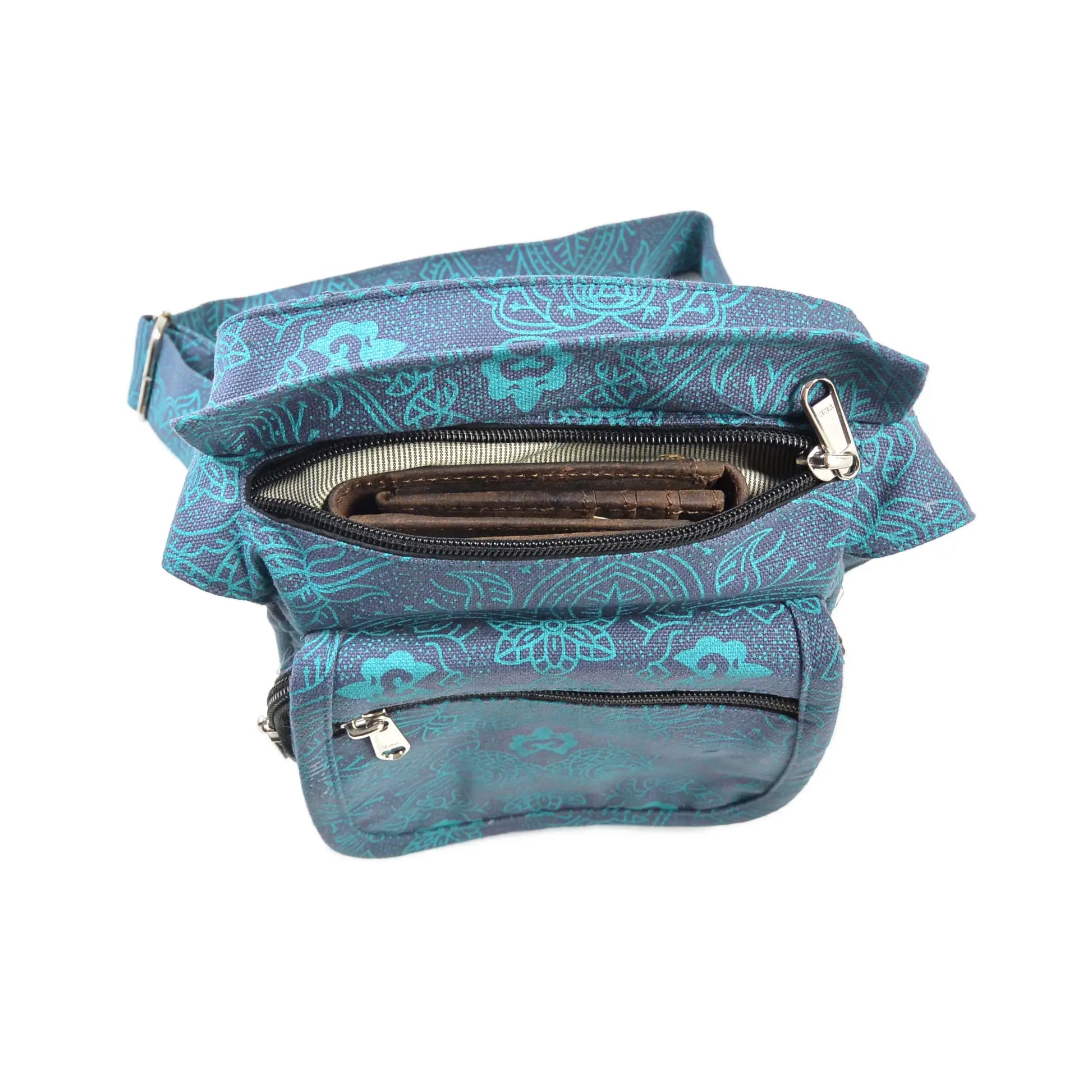 Paris Bauchtasche aus Canvas 100% Baumwolle mit türkis-blauem Ethno-Print, Innenansicht mit Reißverschlussfächern