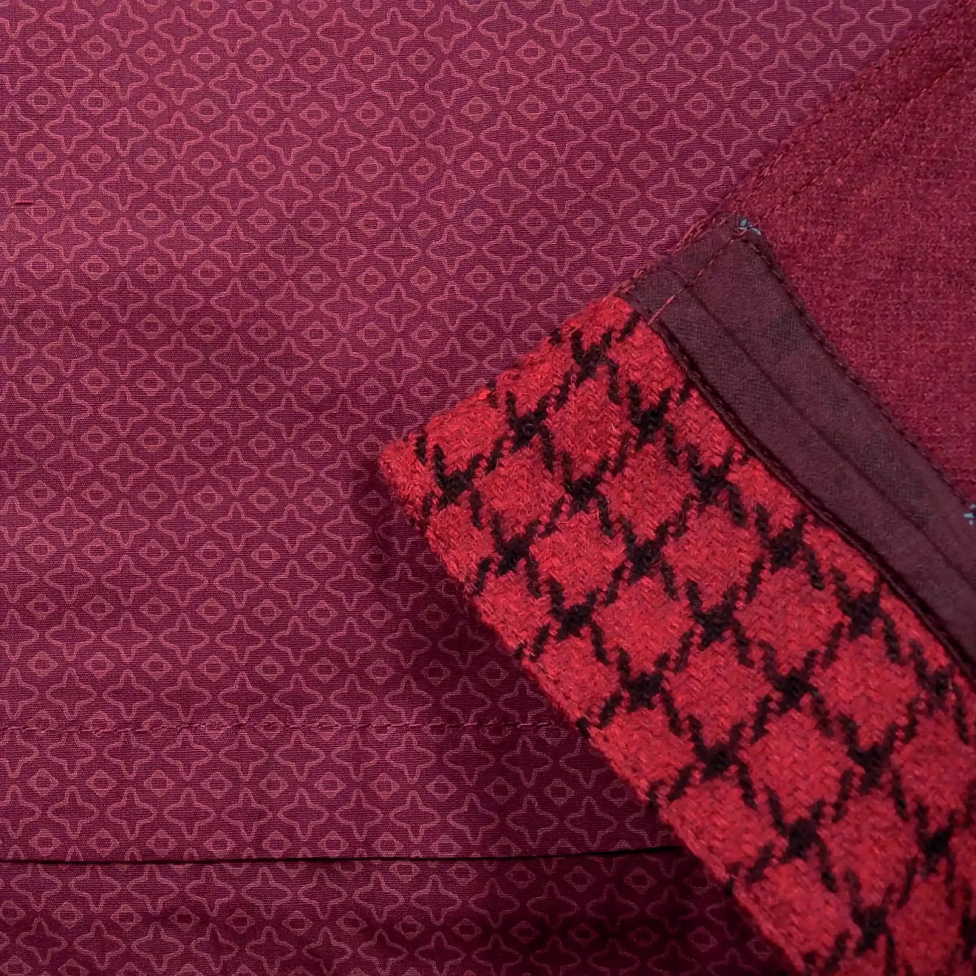 Detailansicht Stoff und Saum des bordeauxroten Tweed-Wickelrocks mit Karomuster