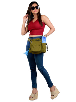 Gassi-Tasche in Khaki, als Hüfttasche getragen – mit integriertem Flaschenhalter und Fach für Kotbeutel.