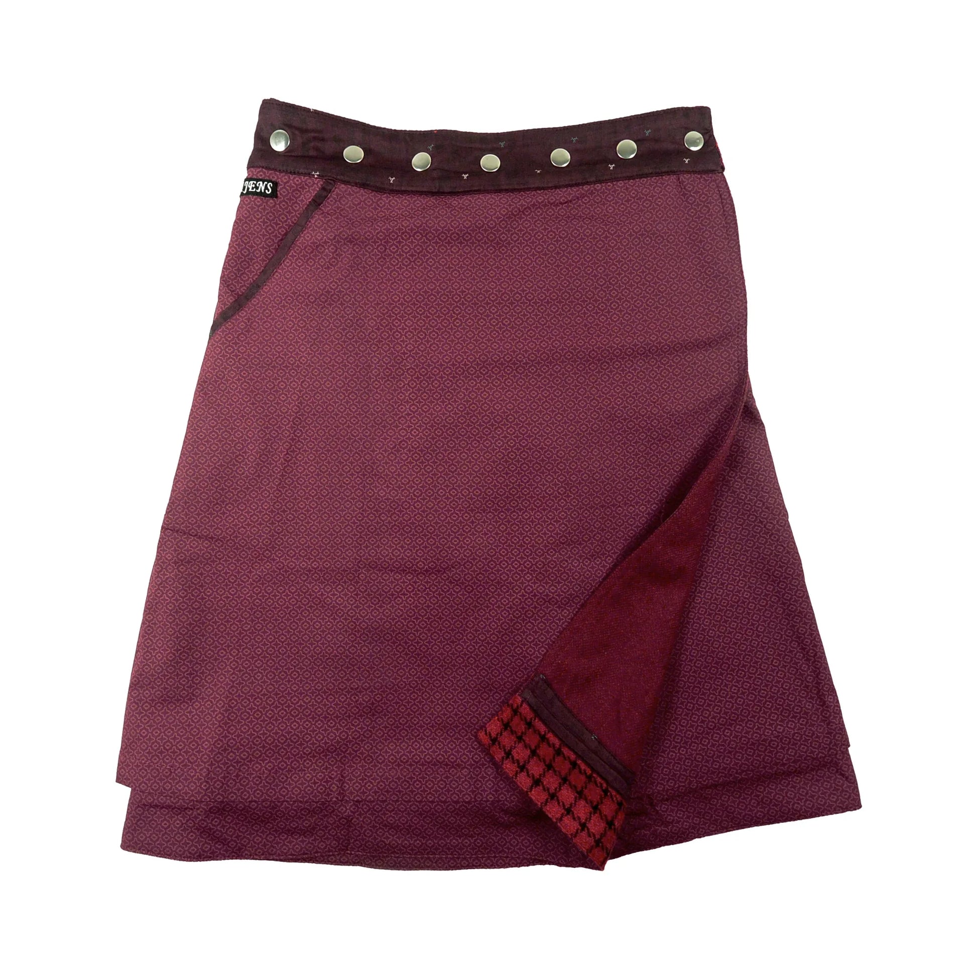 Rückseite des Wendewollrocks in Bordeaux mit feinem Muster und Knopfleiste
