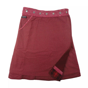 Rückseite des Wendewollrocks in Bordeaux mit Muster und Knopfleiste