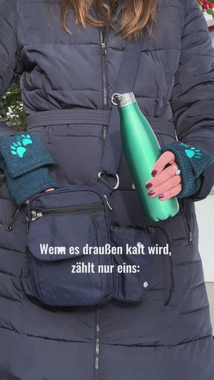 Wasserabweisende dunkelblaue Gassitasche Konstanz mit Platz für Thermoflasche, Leckerlis und Kotbeutel, praktische Hüft- und Umhängetasche für den Hundespaziergang.