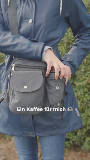 Wasserabweisende Gassitasche Konstanz mit Platz für Kaffeebecher, Leckerlis und Kotbeutel, praktische Hüft- und Umhängetasche für Spaziergänge mit Hund.