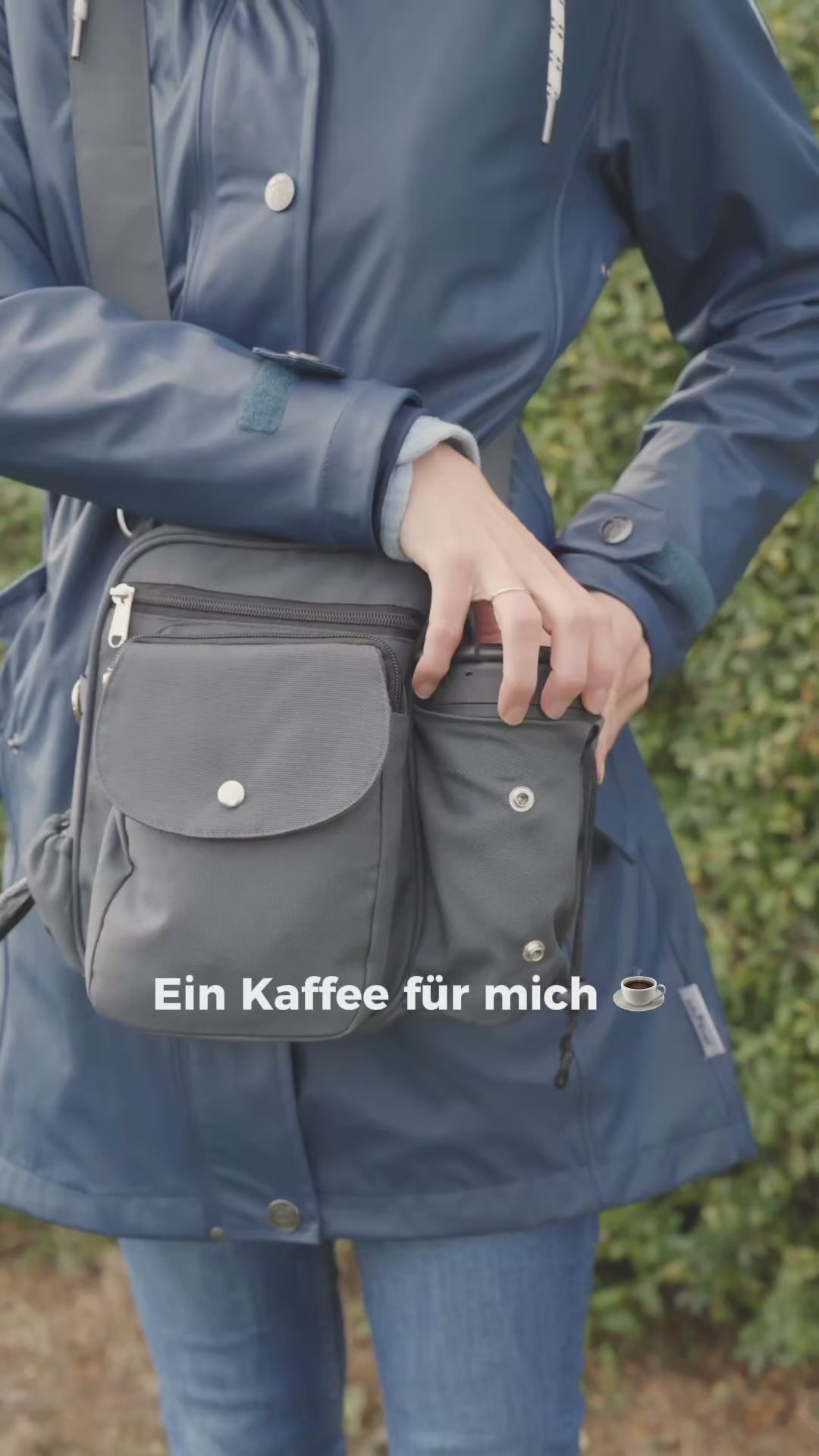 Wasserabweisende Gassitasche Konstanz mit Platz für Kaffeebecher, Leckerlis und Kotbeutel, praktische Hüft- und Umhängetasche für Spaziergänge mit Hund.