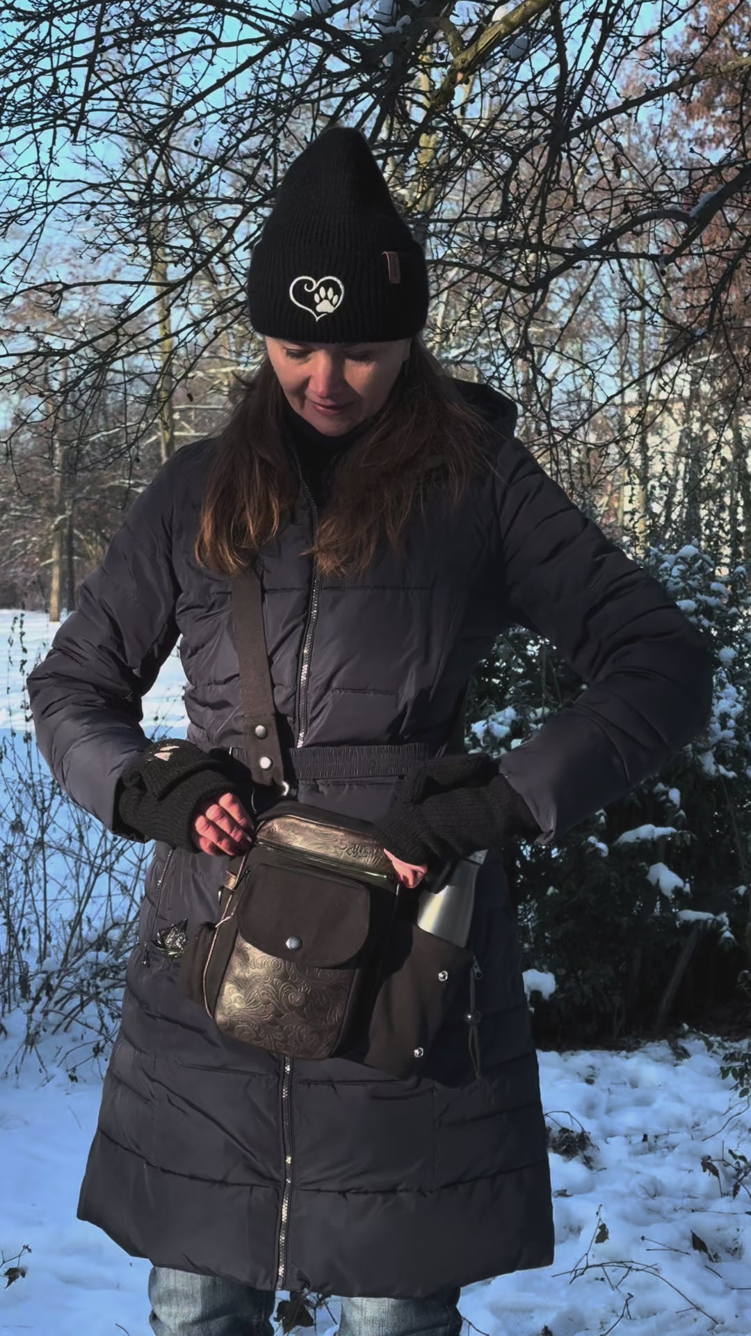 Video zeigt die Leder-Gassitasche Konstanz von Nijens im Einsatz – zeitloses Design, durchdachte Fächer und praktischer Begleiter für den Hundespaziergang.
