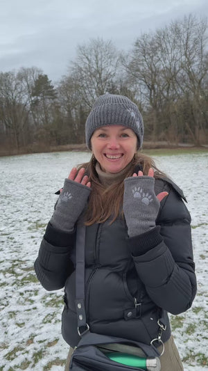 Video einer Frau im winterlichen Park, sie trägt eine graue Gassitasche Berlin sowie Armstulpen und eine Mütze mit Pfotenmotiv von Nijens.