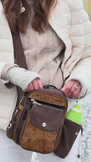 Video zeigt eine Frau in Berlin, die ihre neue Gassitasche aus robustem Canvas mit geprägtem Leder präsentiert, getragen als Hüft- und Umhängetasche im urbanen Stadtumfeld.