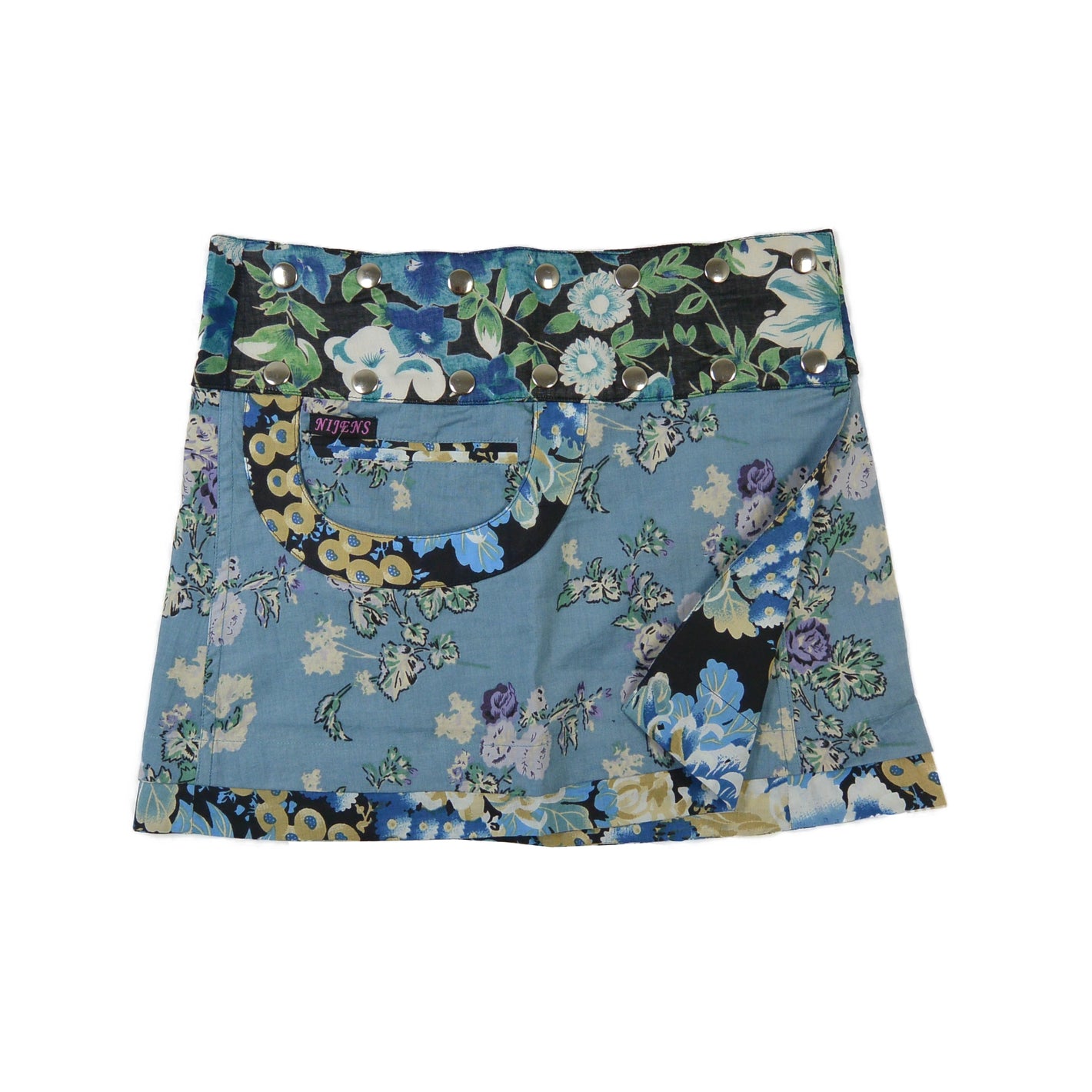 Kurzer Wenderock von Nijens in dunkelblauem Design mit weißen Blumen, verspielter Eingrifftasche – rustikal und romantisch.
