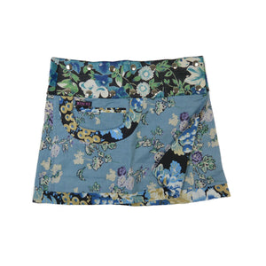 Kurzer Wenderock von Nijens in dunkelblauem Design mit weißen Blumen, verspielter Eingrifftasche – rustikal und romantisch.