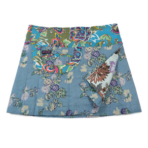 Zweite Seite des Rocks mit blauer Basis, zartem Rosenprint und farbenfrohem Bund in Türkis, Grün und Pink – mit abgestimmter Tasche für frühlingshafte Leichtigkeit.