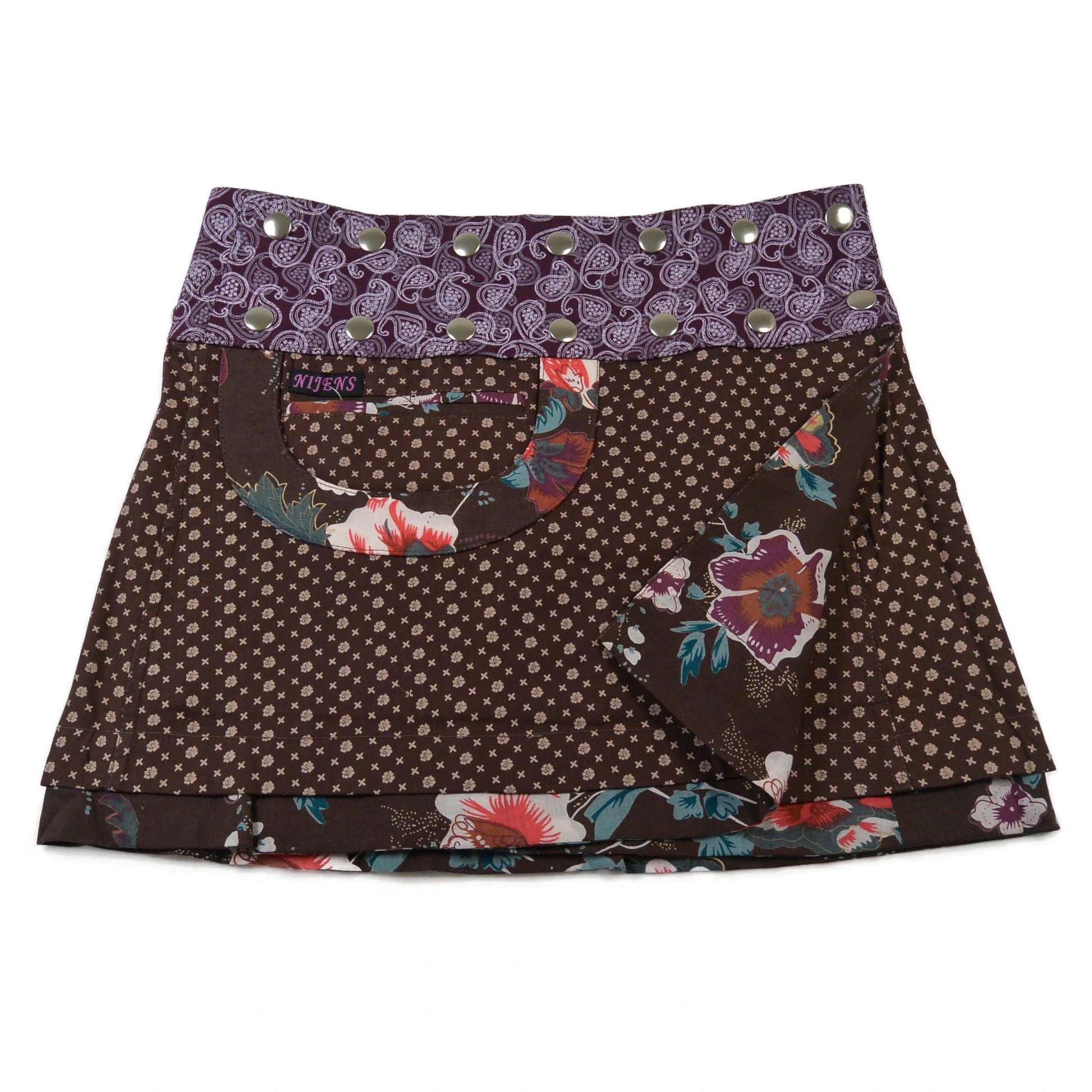 Kurzer Wenderock von Nijens in Dunkelbraun mit zartem Muster, floraler Eingrifftasche und lilafarbenem Bund mit Paisley-Print – klassisch und elegant.