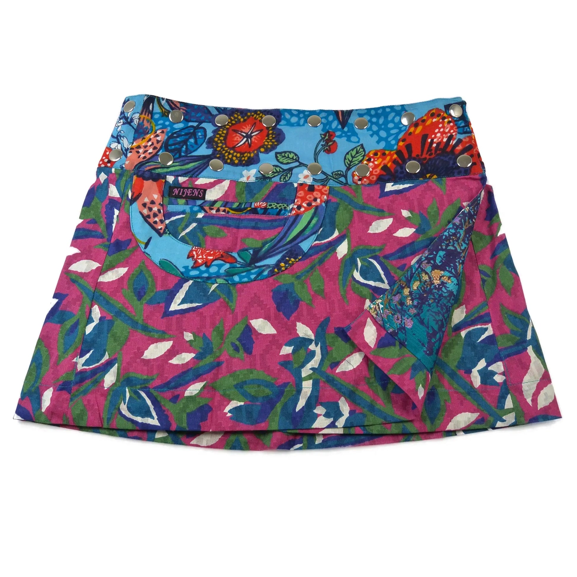 Rückseite: Floraler Wenderock mit blau-violettem Blumenmuster und türkisfarbenem Bund in Ethno-Stil.