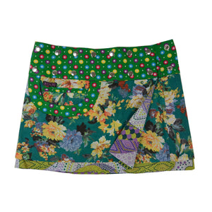 Vorderseite des wendbaren Nijens Rocks mit floralem Muster und aufgesetzter Tasche – Hauptseite sichtbar.