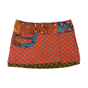 Bunter Wenderock in Olivgrün mit gelb-orangefarbenem Blumenmuster und türkis-blauem Bund – geöffnet, um die leuchtend orange Innenseite mit Mini-Blumenprint zu zeigen.