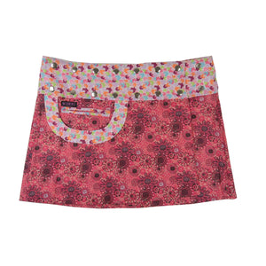 Zweite Wendeseite des Rocks in Rosa mit weiß Blütendruck und buntem Muster am Bund – farbenfroher Eyecatcher mit sommerlicher Leichtigkeit.