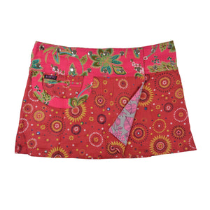 Wenderock aus Baumwolle mit Blumenmuster (Rot, Orange) mit kleinem Einsteckfach vorne. Umfang ist einstellbar mit gläsernen Druckknöpfen am Rockbund. Muster und Farbenmix.