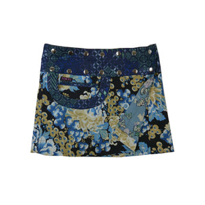 Zweite Seite des Wenderocks in klassischem Marineblau mit weißem Blümchenmuster und floralem Bund in Dunkelblau – zeitlos schön mit folkloristischem Flair.