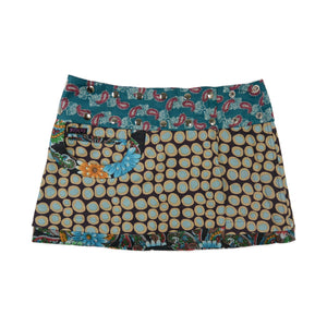 Kurzer Wenderock mit floralem Muster in Braun und Hellblau sowie türkisem Bund mit Ethno-Design