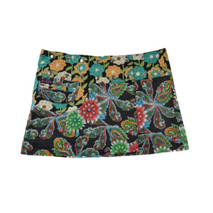 Kurzer Wenderock mit floralem Muster in Grün und Rot sowie türkis-orangem Bund mit Ethno-Design