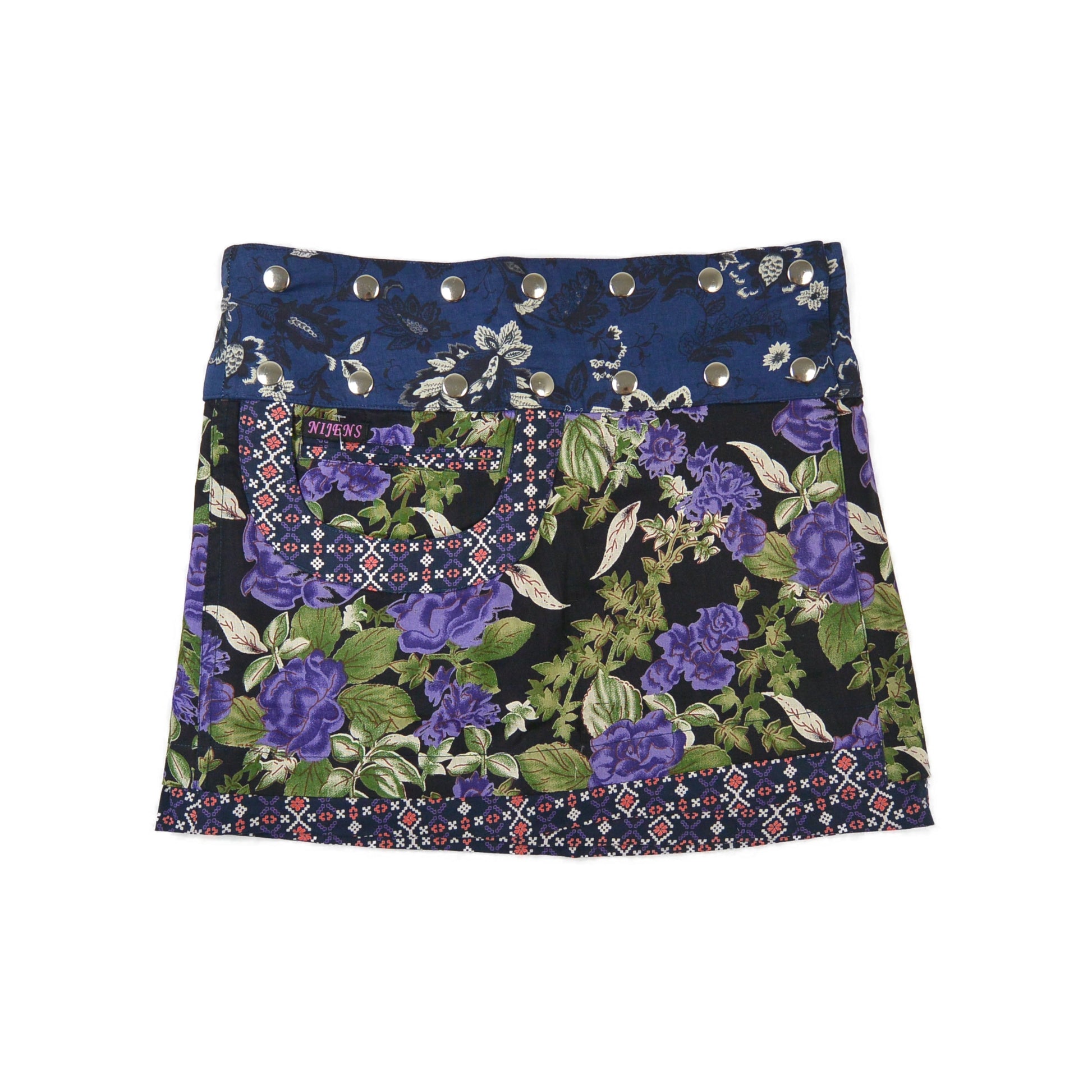 Sommerrock Baumwolle, Violett mit Blumenmuster und Tasche. Tragbar von zwei Seiten. Umfang ist einstellbar mit einer doppelten Druckknopfleiste.