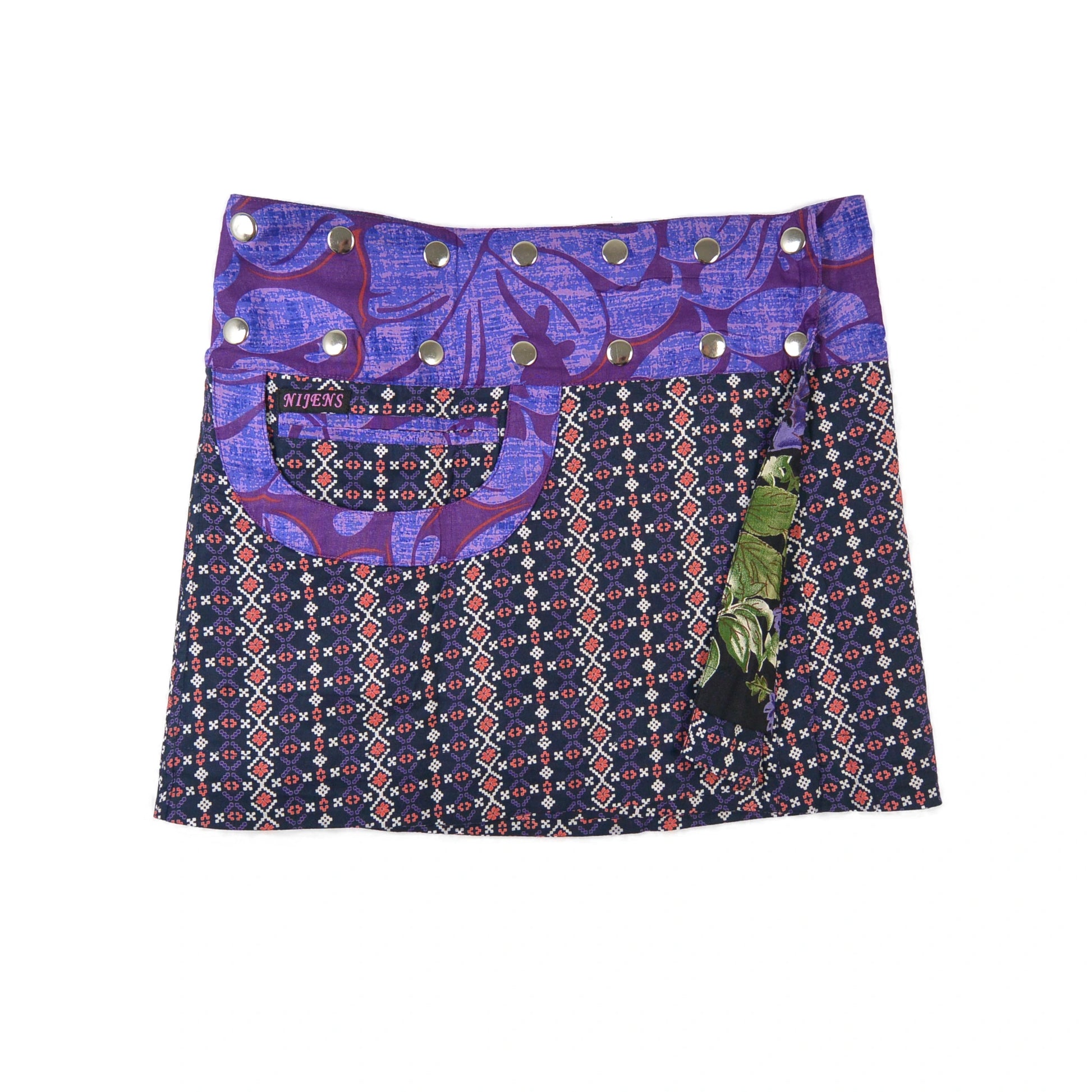 Sommerrock, Baumwolle, Nachtblau mit Pxelmuster und Tasche. Tragbar von beiden Seiten. Umfang ist einstellbar mit einer doppelten Druckknopfleiste am Rockbund in Violett mit Blumen Paisley
