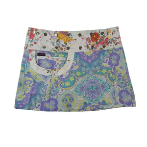Zweite Seite des Wenderocks in klassischem Hellblau mit Lavendel Paisley und floralem Bund in Beige, Rot, Gelb und Lila – zeitlos schön mit folkloristischem Flair.