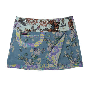 Wenderock in klassischem Hellblau mit Blumenmuster und floralem Bund in Beige, Braun.