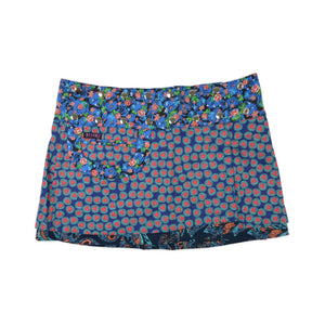 Kurzer Wenderock mit floralem Muster in Blau und Rot sowie blauem Bund mit Ethno-Design