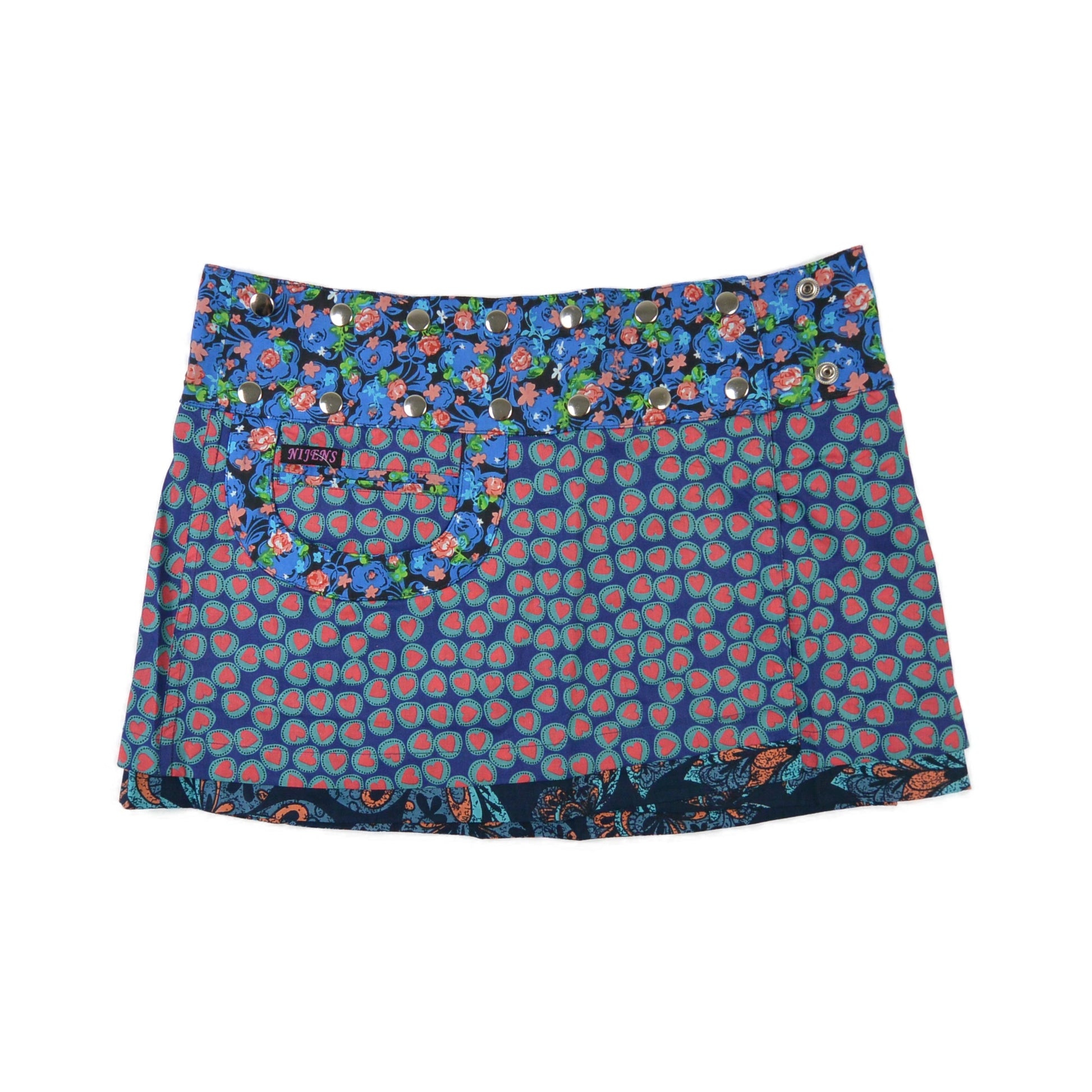 Kurzer Wenderock mit floralem Muster in Blau und Rot sowie blauem Bund mit Ethno-Design