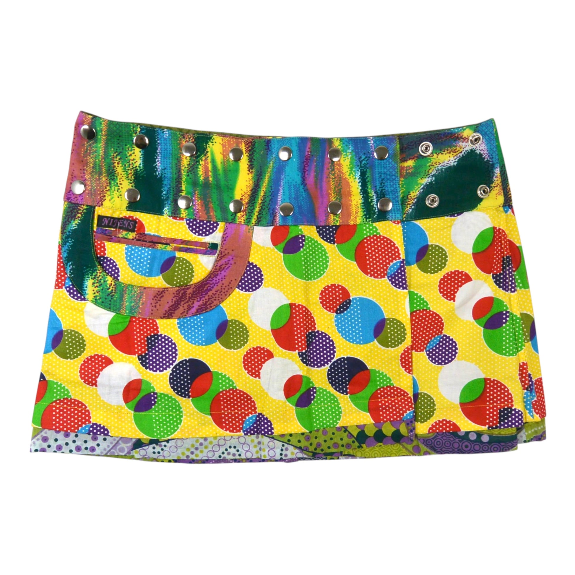 Kurzer Wenderock in buntem Design mit Blumen, verspielter Eingrifftasche – rustikal und romantisch.