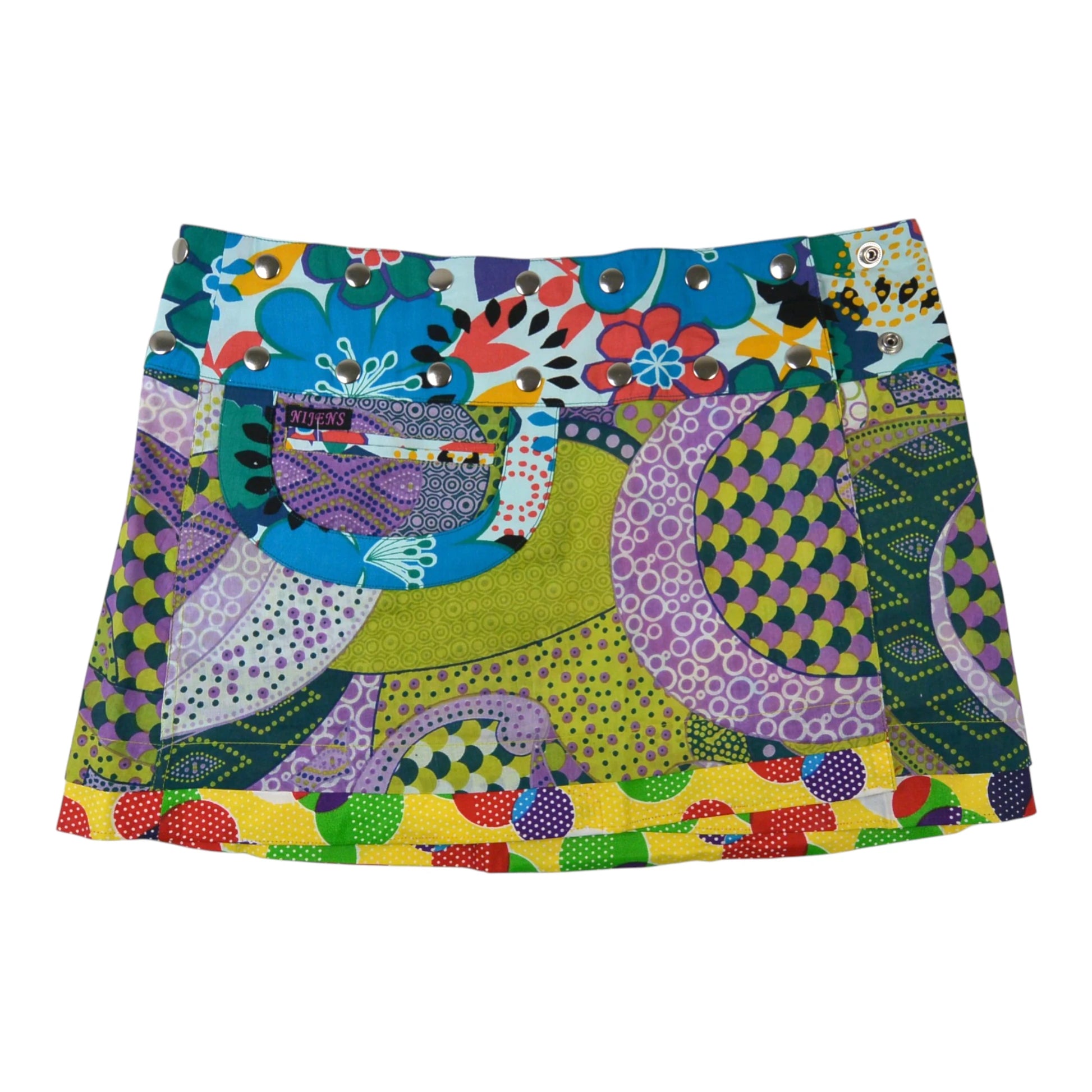 Kurzer Wenderock von Nijens in buntem Design mit Blumen, verspielter Eingrifftasche – rustikal und romantisch.